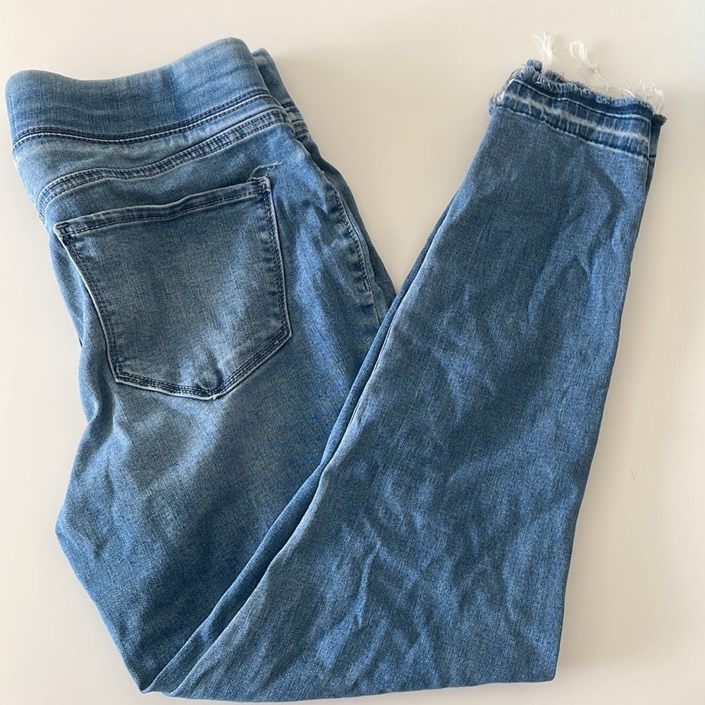 Mid rise blue jeans